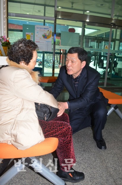 20일 무공수훈자회 행사 참석을 위해 보훈회관을 방문한 김철민 시장이 홀로 앉아 있는 할머니와 무릎을 꿇고 대화를 하고 있다. 