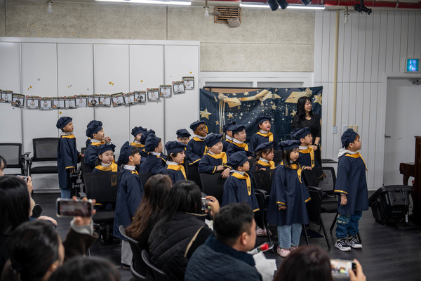 지난 24일 안산시 일동 새샛별어린이집 졸업식에서 졸업 가운을 입은 원아들이 ‘스승의 은혜’를 합창하고 있다. 행사장을 찾은 학부모들은 휴대전화로 자녀의 모습을 기록했다.