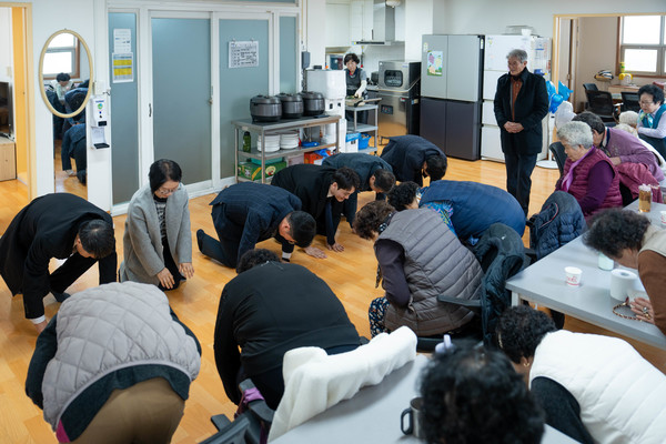 박해철(더불어민주당, 경기 안산시병)국회의원이 초지동 그린빌 15단지 경로당에서 참석자들과 함께 큰절로 어르신들께 인사를 드리고 있다.