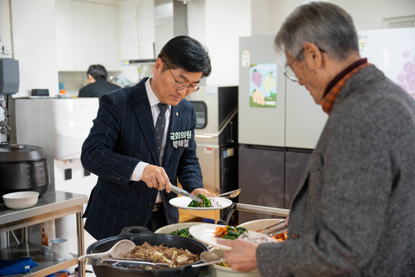 박해철(더불어민주당, 경기 안산시병)국회의원은 초지동 그린빌 15단지 경로당 이강수 회장이 어르신들의 점심 식사를 준비하며 반찬을 담고 있다.