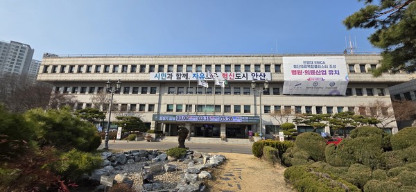 안산시청 본관전경 이민근 안산시장이 2026년 1월 14일 김종량 한양대 이사장 이기정 한양대 학교 총장 윤호주 한양대 의료원장과 함께 한양대학교 에리카 첨단의료 복합 클러스터 조성 협약식을 체결했다. ‘한양대 ERICA 첨단의료복합클러스터 조성 및 병원·의료산업 유치’ 대형 현수막이 시청본관에 걸려 있는 모습. 